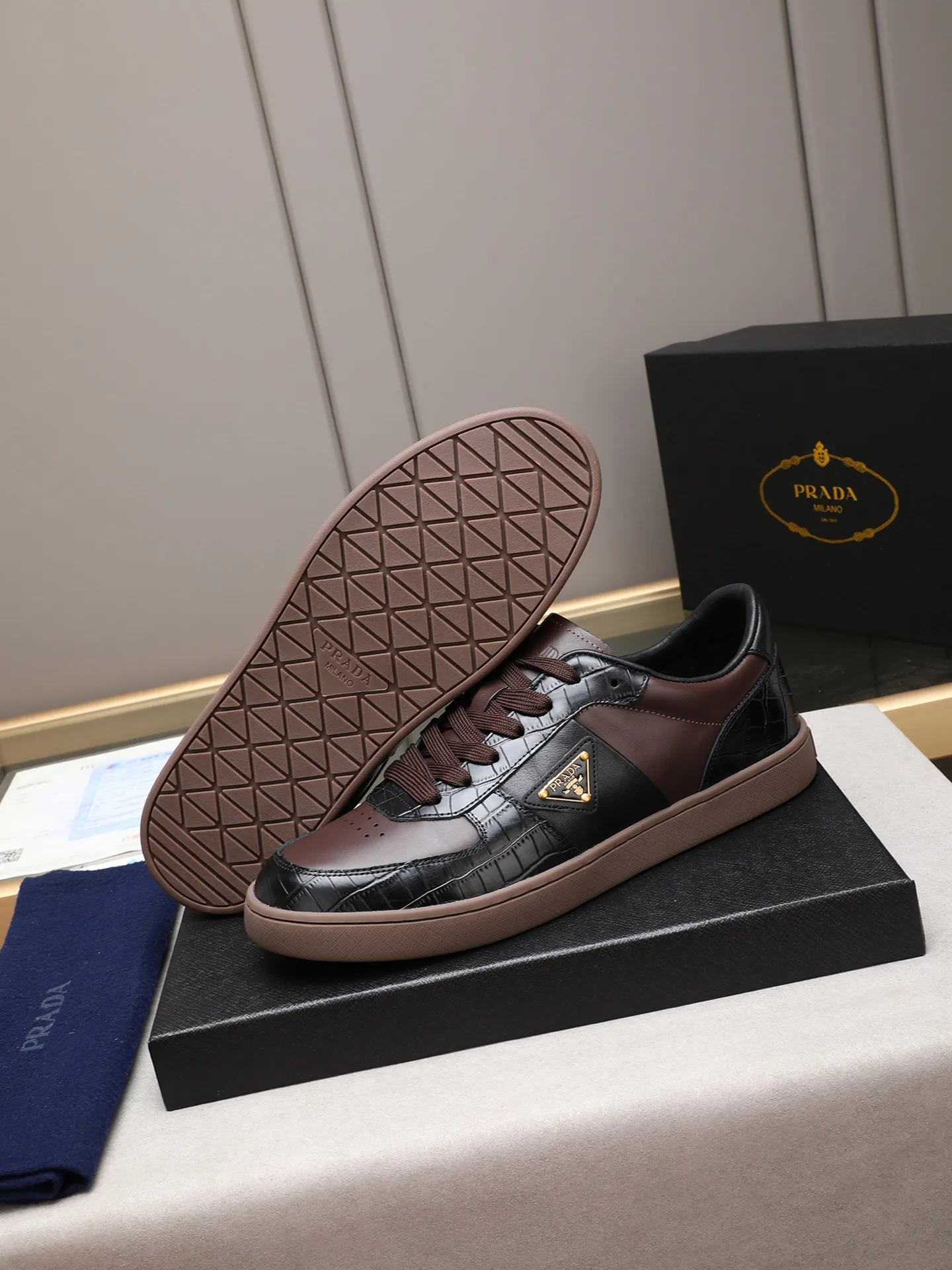 Men's shoes💰420💰 Brand: PRADA (Prada) Standard code: Men's code 38–44 (45 can be customized) Material: Original cowhide, breathable sheep lining Special outsole Style category: Men's fashionable casual sneakers Low-key luxury! Color: actual picture color
